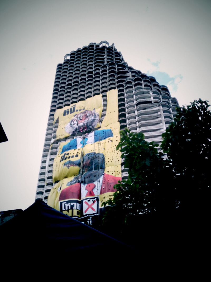 Illustration for article titled Inside Bangkok's Abandoned, Half-Finished Ghost Tower